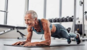 Trening core po 60-tce: dlaczego deska szkodzi, a te 3 alternatywy działają lepiej