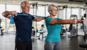 Sarkopenia po 65-tce: badanie potwierdza, że te 4 ćwiczenia z gumą odbudowują mięśnie w 6 tygodni