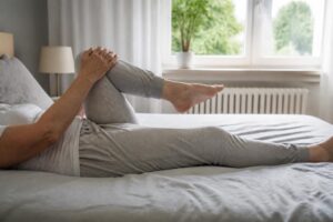 4 poranne ćwiczenia w łóżku, które rozruszają biodra i kolana po 60. roku życia