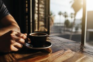 Najgorsza pora na kawę podczas upałów. Wiele osób pije ją właśnie wtedy